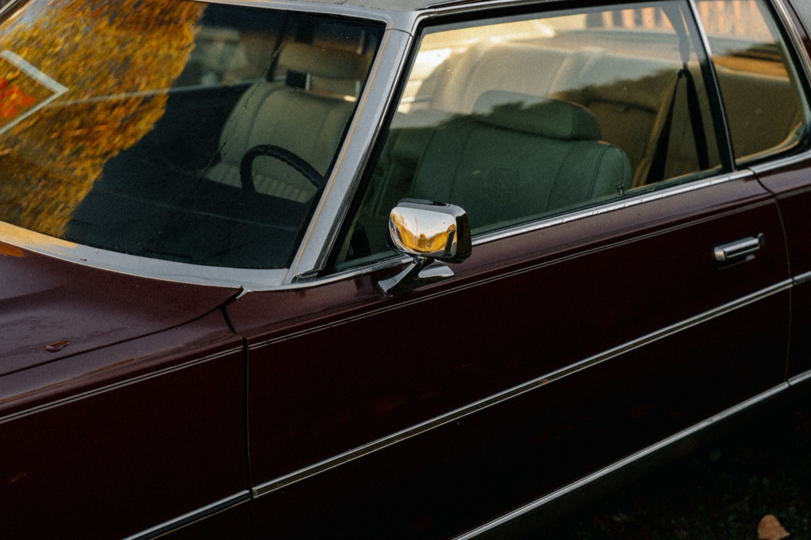 Cotxe clàssic de luxe amb el retrovisor cromat: Assega Prestige, assegurança per a vehicles d'alta gamma